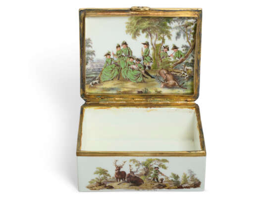 A SILVER-GILT AND DIAMOND-MOUNTED GERMAN PORCELAIN SNUFF-BOX AND COVER - photo 3