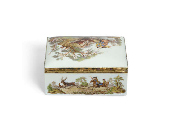 A SILVER-GILT AND DIAMOND-MOUNTED GERMAN PORCELAIN SNUFF-BOX AND COVER - фото 4