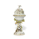 A MEISSEN PORCELAIN HUNTING CUP AND COVER (JAGDPOKAL) - Foto 4