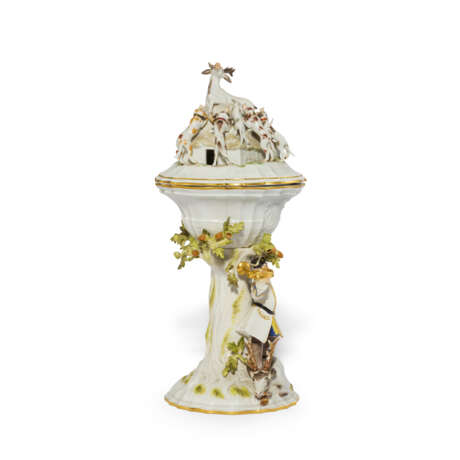 A MEISSEN PORCELAIN HUNTING CUP AND COVER (JAGDPOKAL) - Foto 5