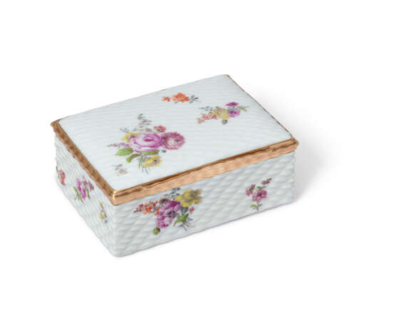 A GOLD-MOUNTED MEISSEN PORCELAIN RECTANGULAR SNUFF-BOX AND COVER - фото 2