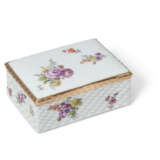 A GOLD-MOUNTED MEISSEN PORCELAIN RECTANGULAR SNUFF-BOX AND COVER - фото 2