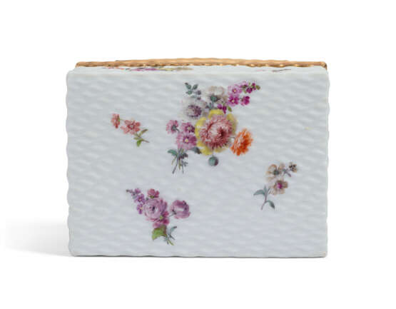 A GOLD-MOUNTED MEISSEN PORCELAIN RECTANGULAR SNUFF-BOX AND COVER - фото 4