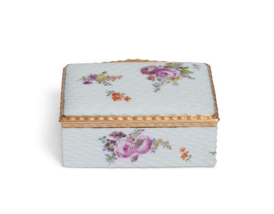 A GOLD-MOUNTED MEISSEN PORCELAIN RECTANGULAR SNUFF-BOX AND COVER - фото 5