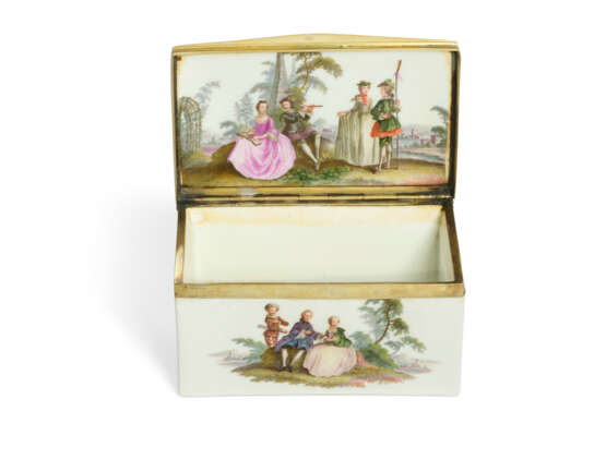 A SILVER-GILT-MOUNTED MEISSEN PORCELAIN RECTANGULAR SNUFF-BOX AND COVER - фото 1