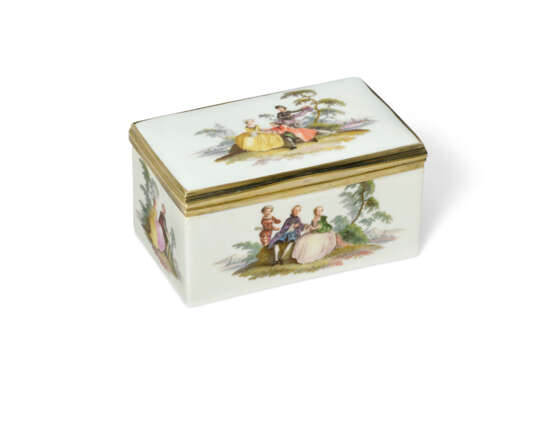 A SILVER-GILT-MOUNTED MEISSEN PORCELAIN RECTANGULAR SNUFF-BOX AND COVER - photo 2