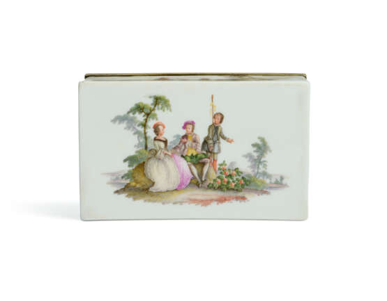 A SILVER-GILT-MOUNTED MEISSEN PORCELAIN RECTANGULAR SNUFF-BOX AND COVER - photo 4