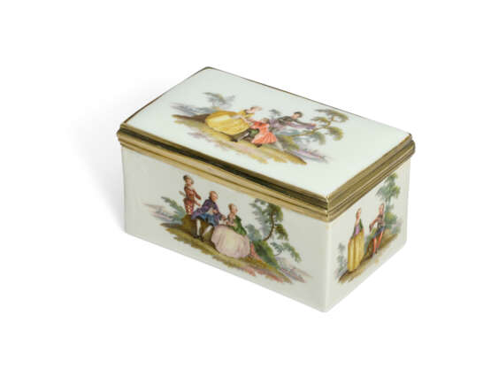 A SILVER-GILT-MOUNTED MEISSEN PORCELAIN RECTANGULAR SNUFF-BOX AND COVER - фото 6