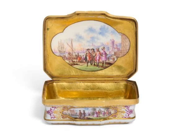 A GILT-METAL-MOUNTED MEISSEN PORCELAIN SHAPED-RECTANGULAR SNUFF-BOX AND COVER - Foto 2