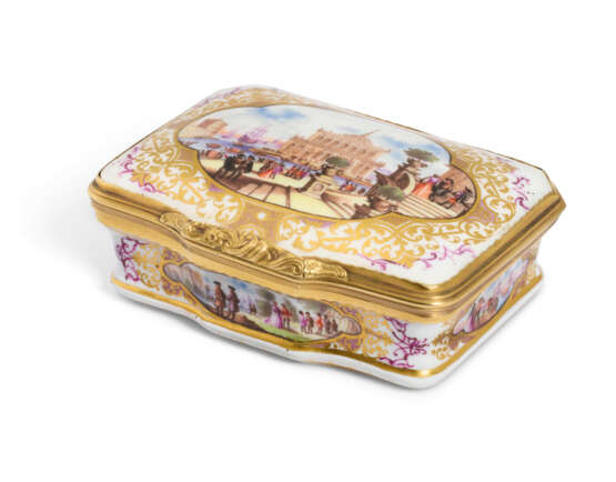 A GILT-METAL-MOUNTED MEISSEN PORCELAIN SHAPED-RECTANGULAR SNUFF-BOX AND COVER - фото 3