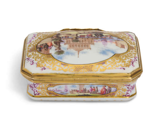 A GILT-METAL-MOUNTED MEISSEN PORCELAIN SHAPED-RECTANGULAR SNUFF-BOX AND COVER - Foto 4