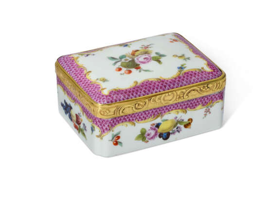 A GILT-METAL-MOUNTED MEISSEN PORCELAIN RECTANGULAR PUCE SCALE-PATTERN SNUFF-BOX AND COVER - фото 1