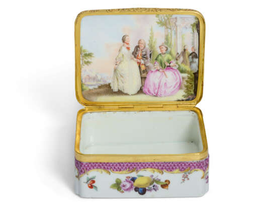 A GILT-METAL-MOUNTED MEISSEN PORCELAIN RECTANGULAR PUCE SCALE-PATTERN SNUFF-BOX AND COVER - photo 2