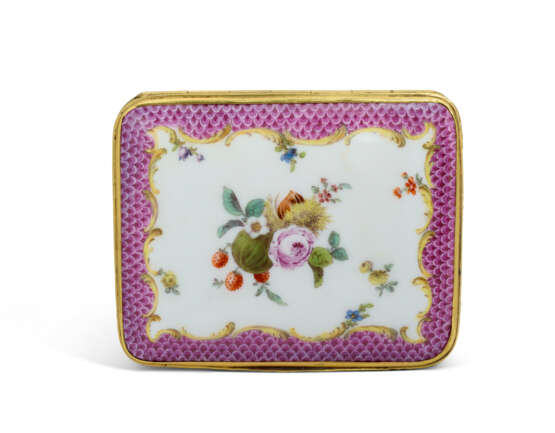 A GILT-METAL-MOUNTED MEISSEN PORCELAIN RECTANGULAR PUCE SCALE-PATTERN SNUFF-BOX AND COVER - фото 3