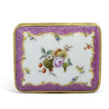 A GILT-METAL-MOUNTED MEISSEN PORCELAIN RECTANGULAR PUCE SCALE-PATTERN SNUFF-BOX AND COVER - Foto 3