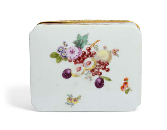 A GILT-METAL-MOUNTED MEISSEN PORCELAIN RECTANGULAR PUCE SCALE-PATTERN SNUFF-BOX AND COVER - фото 4