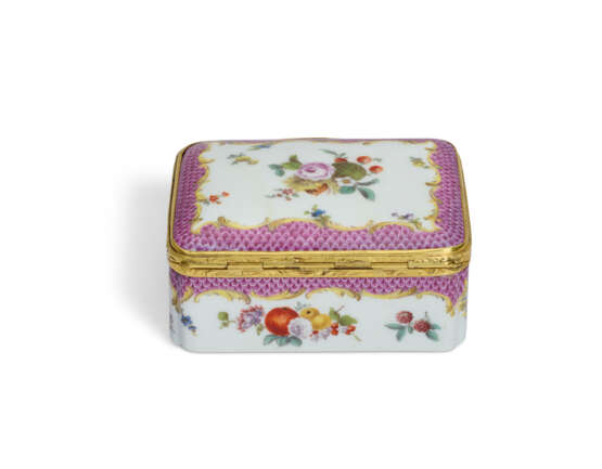 A GILT-METAL-MOUNTED MEISSEN PORCELAIN RECTANGULAR PUCE SCALE-PATTERN SNUFF-BOX AND COVER - Foto 5