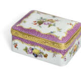 A GILT-METAL-MOUNTED MEISSEN PORCELAIN RECTANGULAR PUCE SCALE-PATTERN SNUFF-BOX AND COVER - фото 6