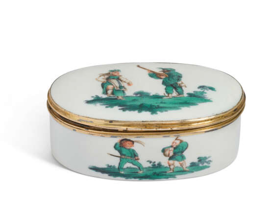 A SILVER-GILT-MOUNTED MEISSEN PORCELAIN OVAL SNUFF-BOX AND COVER - фото 1