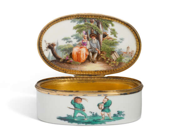 A SILVER-GILT-MOUNTED MEISSEN PORCELAIN OVAL SNUFF-BOX AND COVER - фото 2