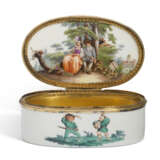 A SILVER-GILT-MOUNTED MEISSEN PORCELAIN OVAL SNUFF-BOX AND COVER - фото 2