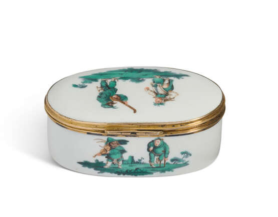 A SILVER-GILT-MOUNTED MEISSEN PORCELAIN OVAL SNUFF-BOX AND COVER - фото 3