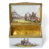 A MEISSEN PORCELAIN GILT-METAL MOUNTED RECTANGULAR SNUFF-BOX AND COVER - Foto 2