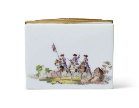 A MEISSEN PORCELAIN GILT-METAL MOUNTED RECTANGULAR SNUFF-BOX AND COVER - фото 5