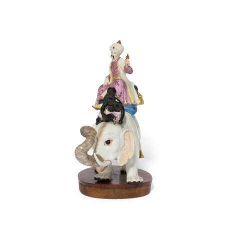 AN ORMOLU-MOUNTED MEISSEN PORCELAIN GROUP OF A SULTAN RIDING AN ELEPHANT - Foto 3