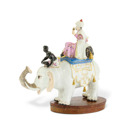 AN ORMOLU-MOUNTED MEISSEN PORCELAIN GROUP OF A SULTAN RIDING AN ELEPHANT - Foto 4