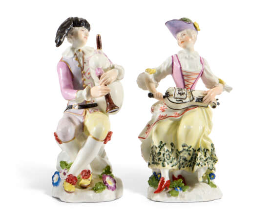 TWO MEISSEN PORCELAIN FIGURES OF HARLEQUIN AND COLUMBINE AS MUSICIANS - фото 1