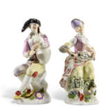 TWO MEISSEN PORCELAIN FIGURES OF HARLEQUIN AND COLUMBINE AS MUSICIANS - photo 2