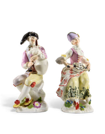 TWO MEISSEN PORCELAIN FIGURES OF HARLEQUIN AND COLUMBINE AS MUSICIANS - Foto 2