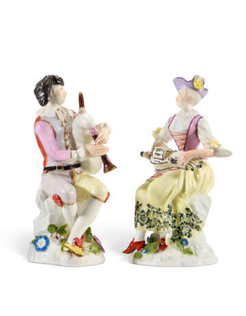 TWO MEISSEN PORCELAIN FIGURES OF HARLEQUIN AND COLUMBINE AS MUSICIANS - Foto 3