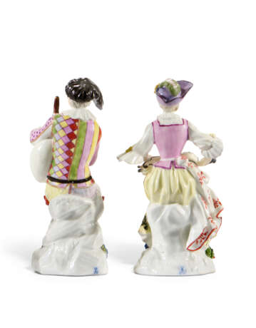 TWO MEISSEN PORCELAIN FIGURES OF HARLEQUIN AND COLUMBINE AS MUSICIANS - photo 4