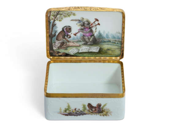 A GILT-METAL-MOUNTED MEISSEN PORCELAIN SNUFF-BOX AND COVER - Foto 1