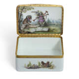 A GILT-METAL-MOUNTED MEISSEN PORCELAIN SNUFF-BOX AND COVER - Foto 1