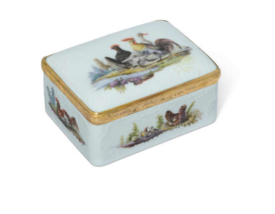 A GILT-METAL-MOUNTED MEISSEN PORCELAIN SNUFF-BOX AND COVER - фото 2