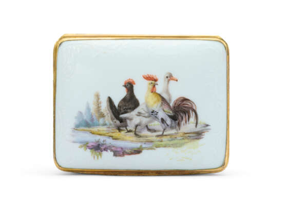 A GILT-METAL-MOUNTED MEISSEN PORCELAIN SNUFF-BOX AND COVER - Foto 3