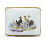 A GILT-METAL-MOUNTED MEISSEN PORCELAIN SNUFF-BOX AND COVER - Foto 3