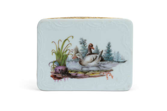 A GILT-METAL-MOUNTED MEISSEN PORCELAIN SNUFF-BOX AND COVER - фото 4