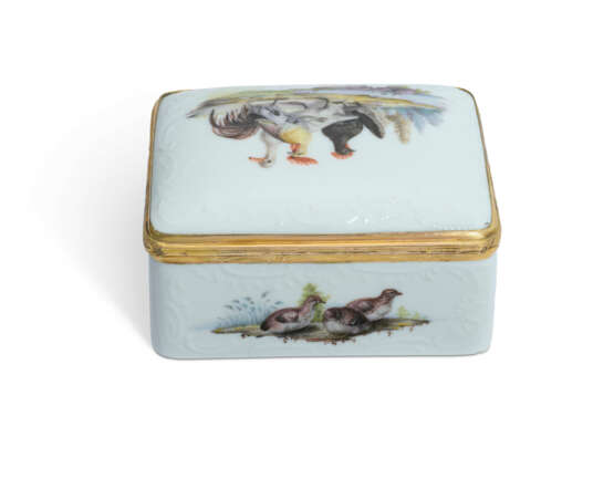 A GILT-METAL-MOUNTED MEISSEN PORCELAIN SNUFF-BOX AND COVER - Foto 5