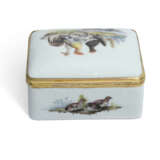 A GILT-METAL-MOUNTED MEISSEN PORCELAIN SNUFF-BOX AND COVER - Foto 5