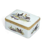 A GILT-METAL-MOUNTED MEISSEN PORCELAIN SNUFF-BOX AND COVER - Foto 6