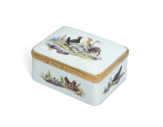 A GILT-METAL-MOUNTED MEISSEN PORCELAIN SNUFF-BOX AND COVER - фото 6