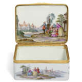 A MEISSEN PORCELAIN GILT-METAL MOUNTED SNUFF-BOX AND COVER - Foto 2