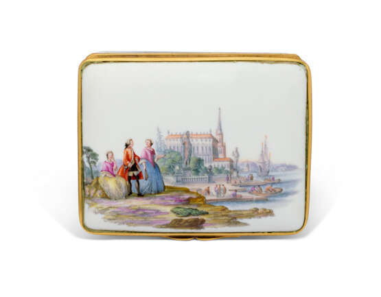 A MEISSEN PORCELAIN GILT-METAL MOUNTED SNUFF-BOX AND COVER - фото 3