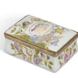 A COPPER-GILT-MOUNTED MEISSEN SNUFF-BOX AND COVER - фото 3