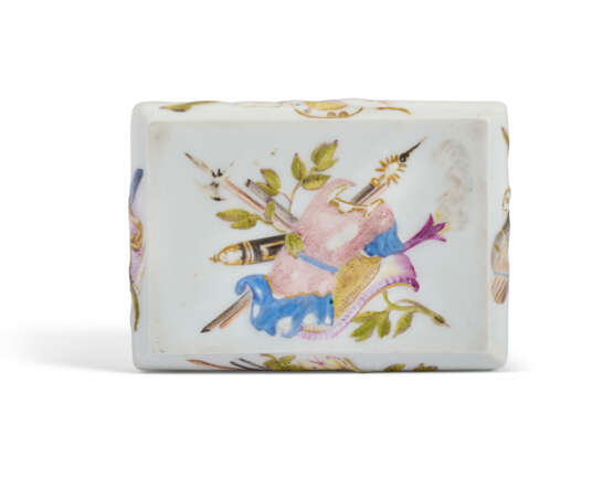 A COPPER-GILT-MOUNTED MEISSEN SNUFF-BOX AND COVER - фото 5