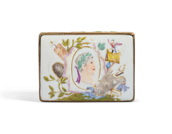 A COPPER-GILT-MOUNTED MEISSEN SNUFF-BOX AND COVER - photo 6